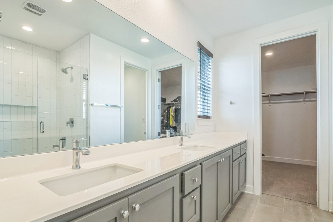 Full bathroom at 3706 Mesquite Valley Rd